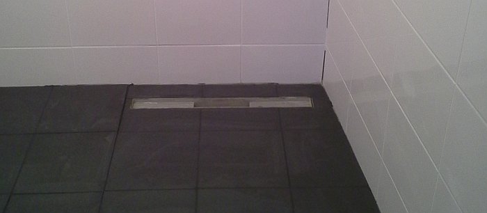 tegelvloer in badkamer