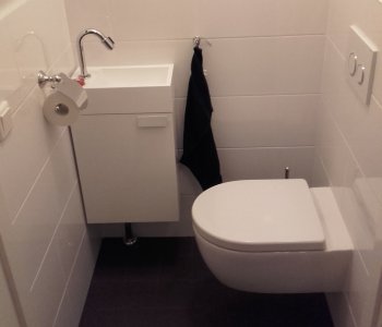 zwevend toilet in een kleine wc-ruimte